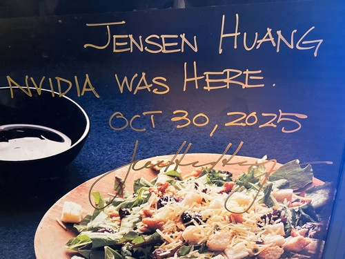 젠슨 황이 깐부치킨 매장 냉장고에 남긴 메시지와 사인 [촬영 김윤구]