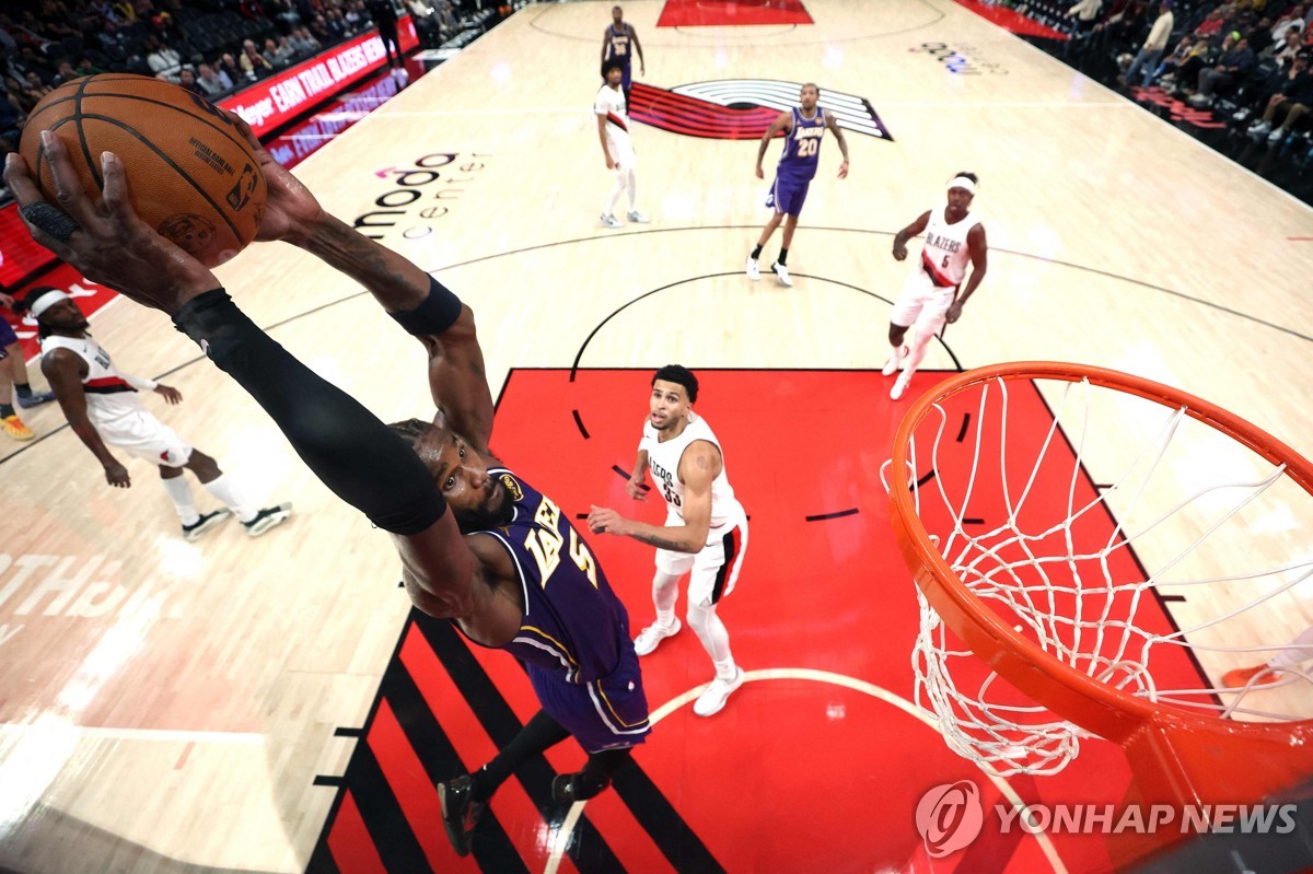 '간판 삼총사' 빠진 <b>NBA</b> 레이커스, 빅맨들이 구했다…4연승 행진