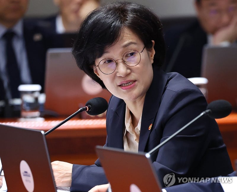 성평등<b>장관</b>, '역<b>차별</b>만 관심' 지적에 "<b>구조적 차별</b>이 기본 과제"(종합)