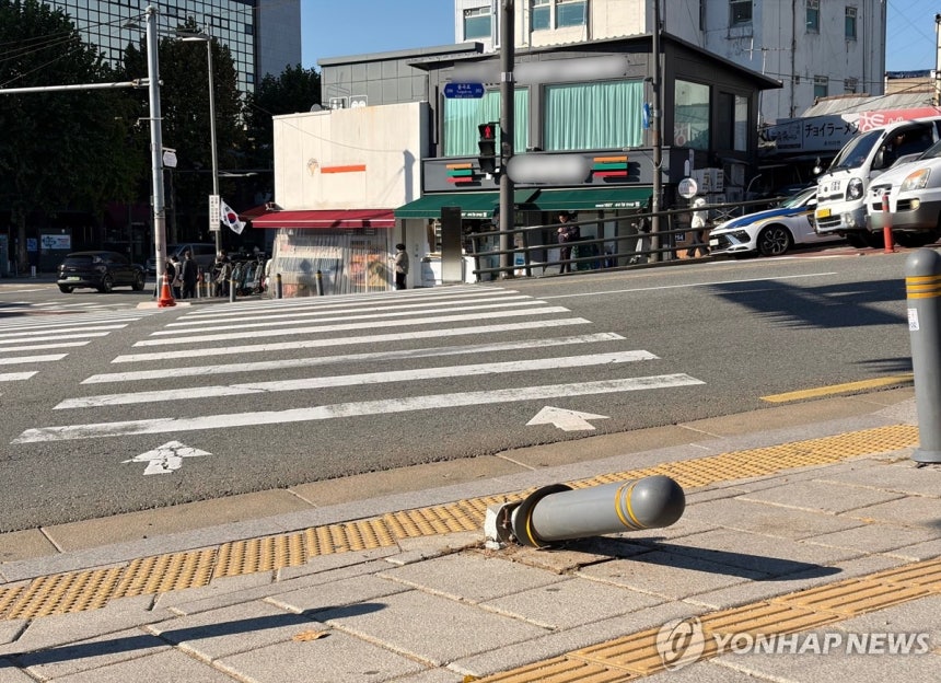 일본인 모녀 교통사고 현장
(서울=연합뉴스) 김채린 기자 = 음주운전 차량이 인도로 돌진해 일본인 모녀 중 어머니가 숨진 가운데 3일 서울 종로구 동대문역 사거리의 차도와 인도 사