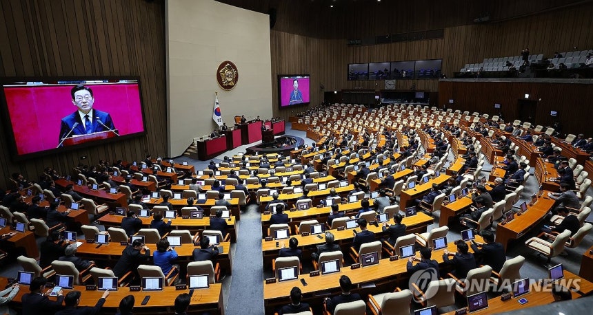 이재명 대통령, 첫 새해 예산안 시정연설 (서울=연합뉴스) 김도훈 기자 = 이재명 대통령이 4일 국회 본회의장에서 2026년도 정부 예산안 시정연설을 하고 있다. 2025.11.4 superdoo82@yna.co.k