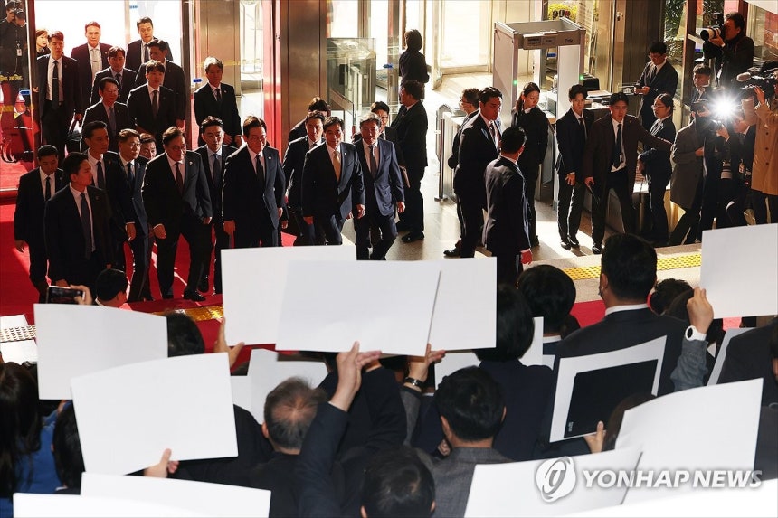 시위하는 국민의힘 의원들 앞 지나는 이 대통령 (서울=연합뉴스) 이재명 대통령이 4일 내년도 정부 예산안에 대한 시정연설을 하기 위해 서울 여의도 국회에 도착해 피켓시위를 하는 국민의힘 의원들 앞을 지나고 있다. 국