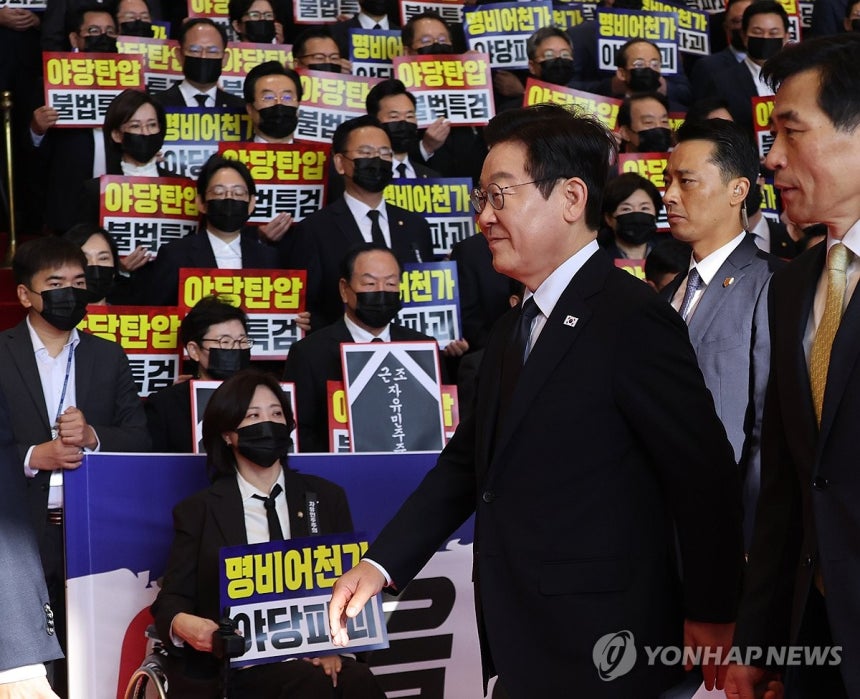 침묵시위하는 국힘 의원들 앞 지나는 이 대통령 (서울=연합뉴스) 이재명 대통령이 4일 내년도 정부 예산안에 대한 시정연설을 하기 위해 서울 여의도 국회에 도착해 침묵시위를 하는 국민의힘 의원들 앞을 지나고 있다.