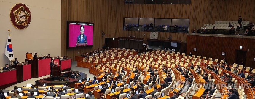 대통령 시정연설 빈자리 (서울=연합뉴스) 김도훈 기자 = 이재명 대통령이 4일 국회 본회의장에서 2026년도 정부 예산안 시정연설을 하고 있다. 국민의힘 자리가 의원들 불참으로 비어 있다. 2025.11.4 supe