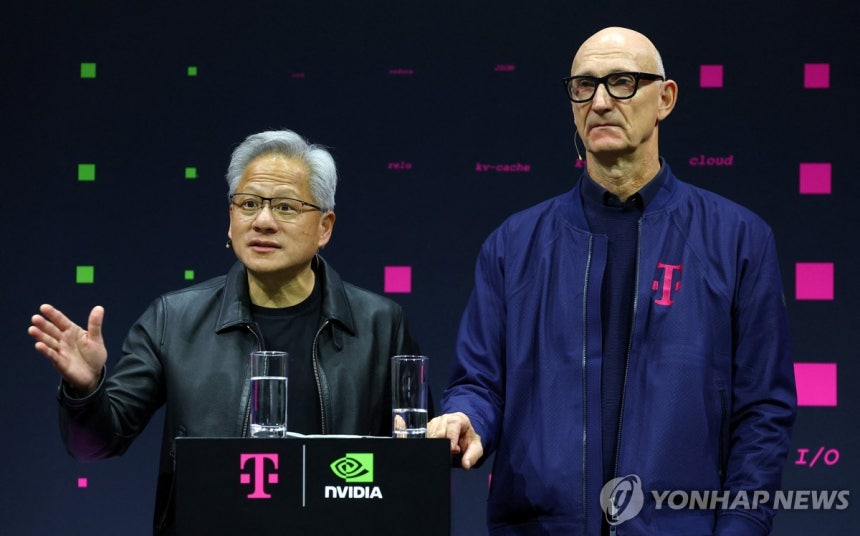 젠슨 황 엔비디아 최고경영자(CEO)와 팀 회트게스 도이체텔레콤 CEO가 4일(현지시간) 독일 베를린에서 산업용 AI 클라우드 프로젝트를 소개하고 있다. (로이터=연합뉴스)