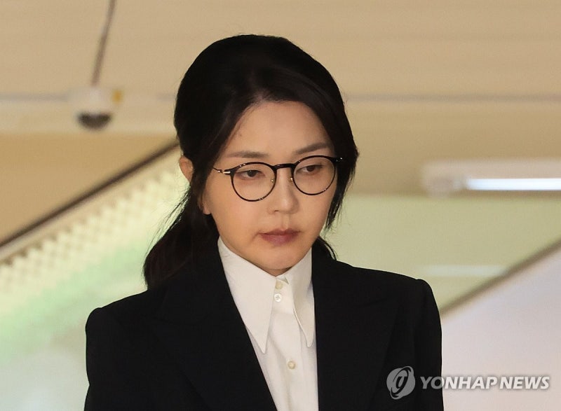 특검, <b>김건희</b>에 24일 출석 통보…'매관매직' 의혹 정조준