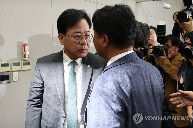 운영위, 대통령실 국감 1시간 만에 파행…여야 '<b>배치기</b>' <b>충돌</b>도