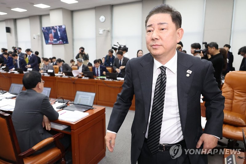 대통령실 <b>국감</b>, '<b>김현지</b>' 두고 파행 또 파행…고성·몸싸움 충돌(종합)
