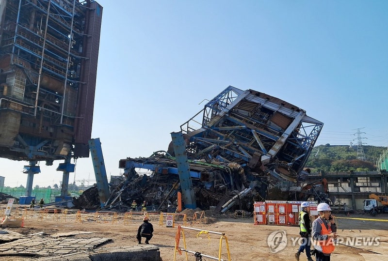 [3보] <b>울산</b>화력<b>발전소</b> 보일러 타워 <b>붕괴</b>…"7명 매몰 추정"