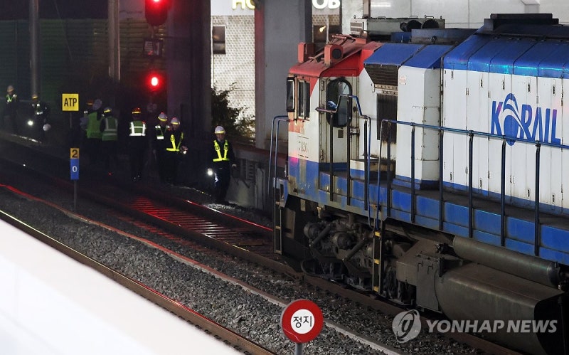 <b>화물열차 궤도 이탈</b>…경의중앙선 <b>용산역</b> 무정차 통과