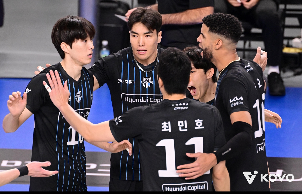 '레오·신호진·허수봉 46점' <b>현대</b>, 우리카드 꺾고 <b>선두</b> 탈환