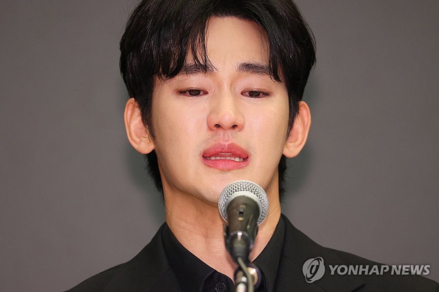 눈물 흘리는 김수현
(서울=연합뉴스) 진연수 기자 = 배우 김수현이 지난 3월 31일 오후 서울 마포구 스탠포드 호텔에서 미성년자였던 배우 고 김새론과 교제했다는 의혹과 관련해 입장발표 기자회견을 하고 있다. 202