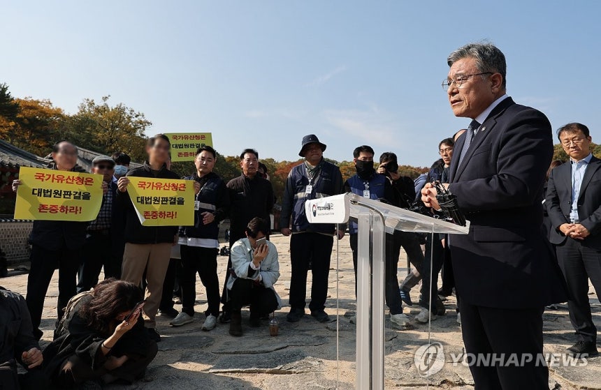 '종묘 앞 개발' 입장 충돌 (서울=연합뉴스) 류영석 기자 = 허민 국가유산청장이 7일 서울 종묘에서 종묘 앞 개발 규제 완화 관련 대법원 판결에 대한 입장 발표 기자회견을 하던 중 항의하러 온 세운 4구역 주민들과