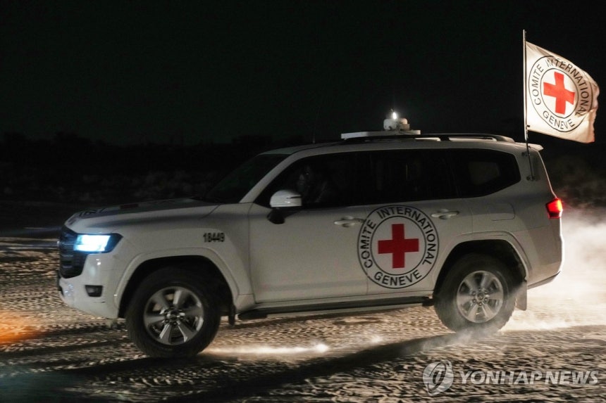 7일(현지시간) 인질 시신 운구하는 국제적십자위원회 자동차
[AP 연합뉴스. 재판매 및 DB 금지]