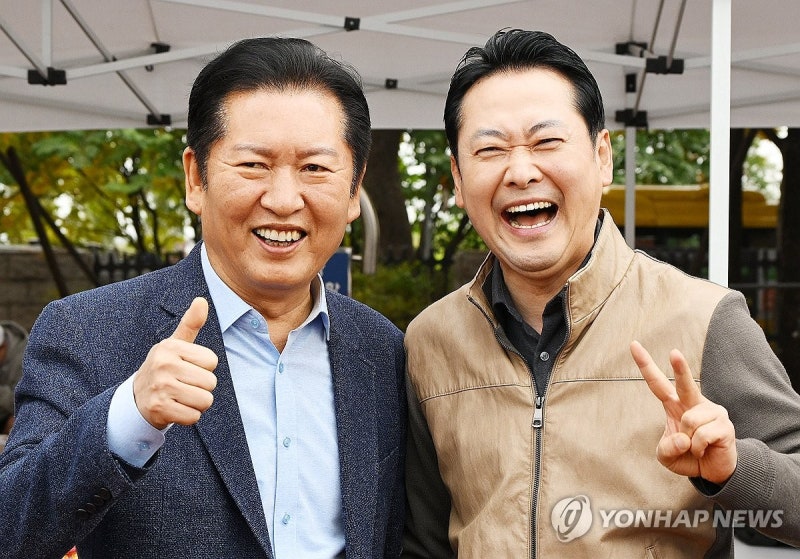 밝은 표정으로 사진 찍는 <b>정청래</b>-<b>장동혁</b> 대표
