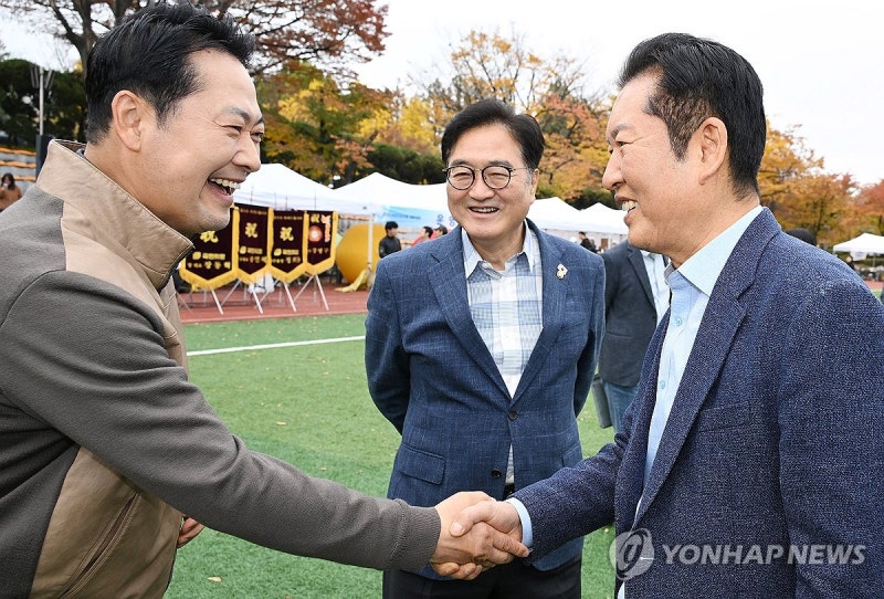 사진기자 <b>체육대회</b>서 만난 <b>정청래</b>-<b>장동혁</b> 대표