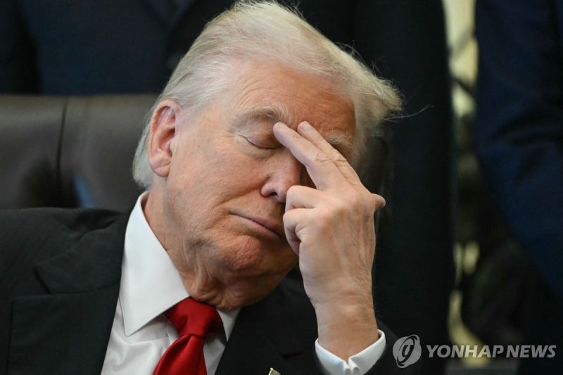 '졸린 바이든' 조롱하더니…<b>트럼프</b>, 집무실 행사서 비몽사몽