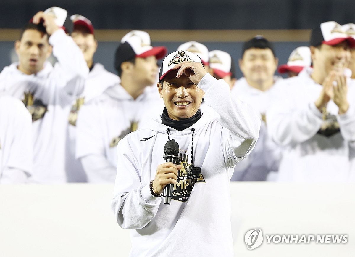 'LG 최초 2회 우승' <b>염경엽</b> 감독, <b>3년</b> 30억원 최고 대우 <b>재계약</b>