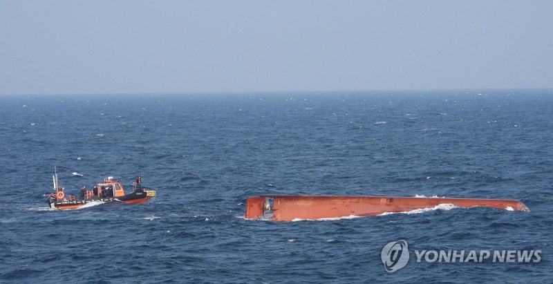 주권없는 공해상서 <b>중국 어선 전복</b>…中 해경, 원인조사 등 수습