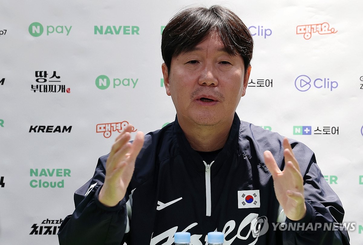화기애애한 <b>대표팀</b>…류지현 "선수단 깜짝 첫 승 이벤트 기뻐"