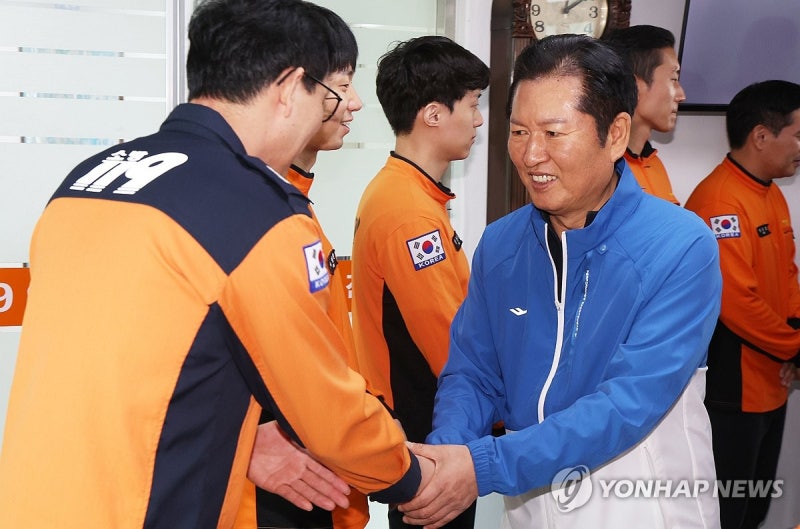 '취임 100일' 몸 낮춘 <b>정청래</b>…기자회견 대신 봉사·민원청취