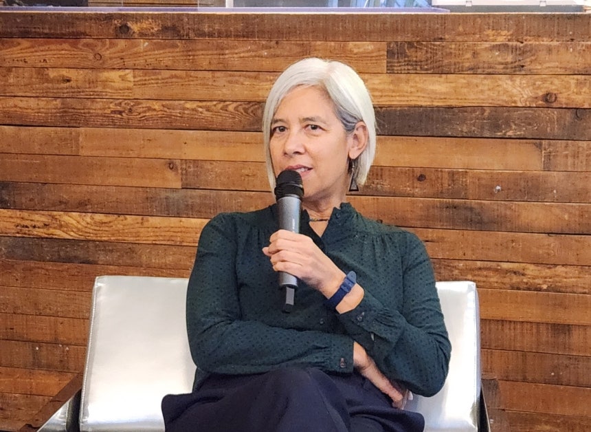 런던에서 북토크 하는 한국계 미국 소설가 수전 최
(런던=연합뉴스) 김지연 특파원 = 장편 '플래시라이트'(Flashlight)로 영국 권위의 문학상 부커상 최종 후보에 오른 한국