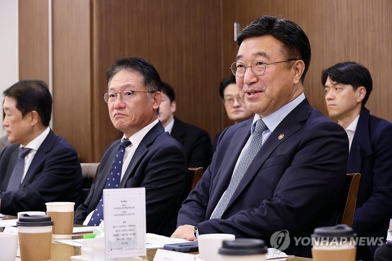 <b>윤호중</b> 장관, 5·18민주묘지 참배…"주민주권정부 실현"