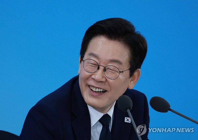 李대통령 "<b>T1 롤드컵 3연패</b> 축하…e스포츠 발전 적극 뒷받침"