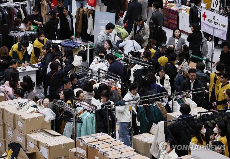 <b>적십자 바자</b> 물품 살펴보는 시민들