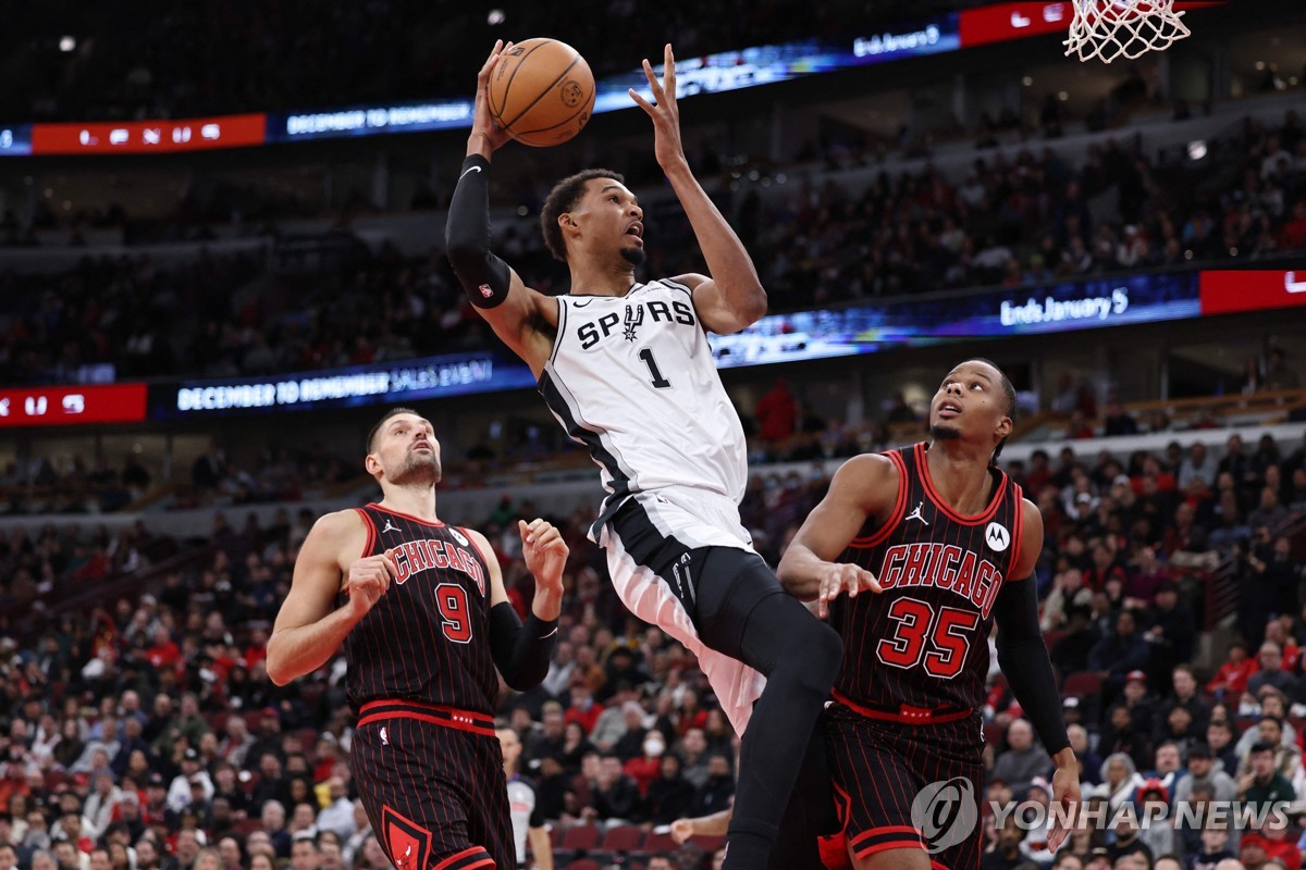 웸반야마 4쿼터 '원맨쇼'…<b>NBA</b> 샌안토니오, 시카고 잡고 3연승