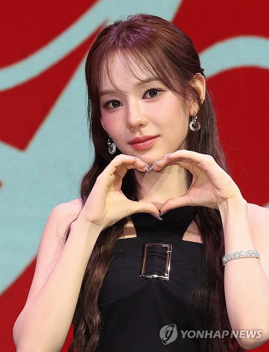 하트 만드는 유사랑
(서울=연합뉴스) 이재희 기자 = 그룹 이즈나(izna)의 유사랑이 30일 서울 광진구 예스24라이브홀에서 열린 두 번째 미니앨범 '낫 저스트 프리티'(NOT JUST PRETTY) 언론 공개회에