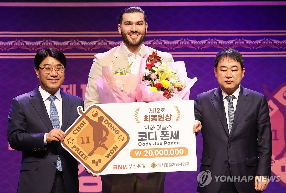 MLB행 유력한 <b>폰세</b>, 아직 출국 안 했네…<b>최동원상</b> 시상식 참석