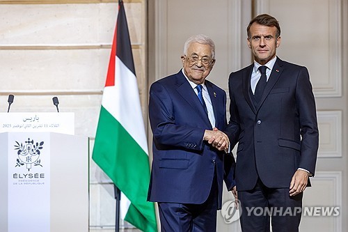 마무드 아바스 팔레스타인 자치정부 수반과 마크롱 대통령
[AP=연합뉴스]