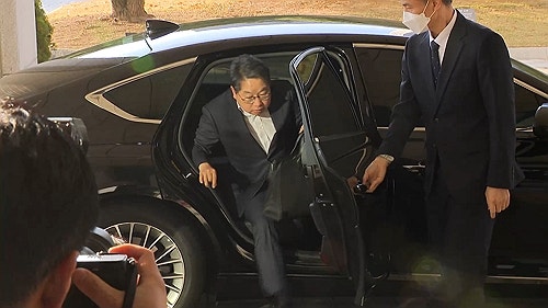 '항소포기 <b>사퇴</b>론' <b>노만석</b> 총장대행 연차 후 출근…<b>묵묵부답</b>
