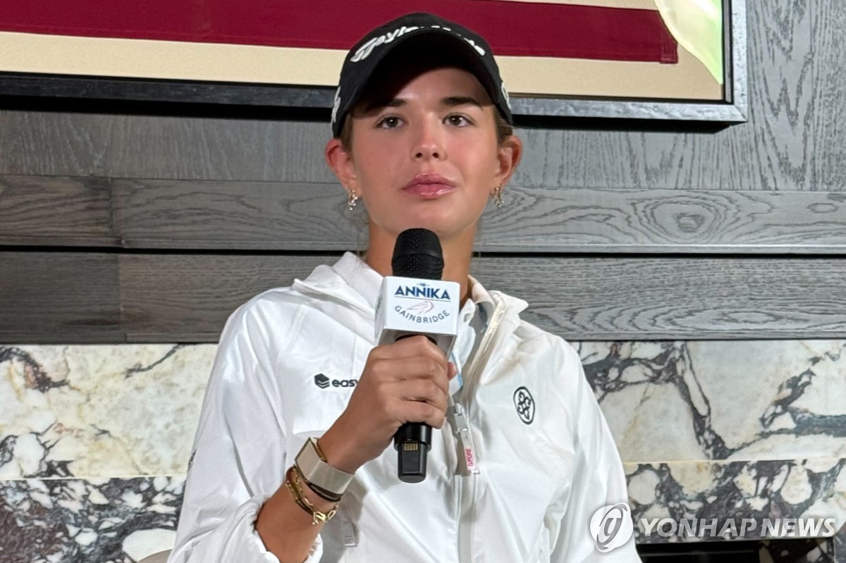 <b>LPGA 데뷔</b> <b>트럼프</b> 미국 대통령 <b>손녀</b> "긴장하지 말라고 하셨어요"