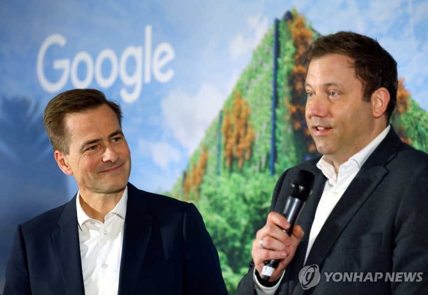 라르스 클링바일 독일 부총리 겸 재무장관(오른쪽)과 필리프  유스투스 구글 중부유럽 부사장이 11일(현지시간) 독일 베를린에서 열린 기자간담회에서 구글의 유럽 투자를 발표하고 있다