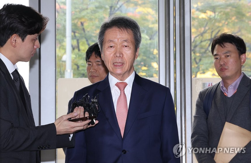 취재진 질문에 답변하는 김용원 상임위원
(서울=연합뉴스) 이진욱 기자 = 31일 김용원 국가인권위원회(인권위) 상임위원이 채상병 순직 사건 외압·은폐 의혹 관련 이명현 순직해병 특