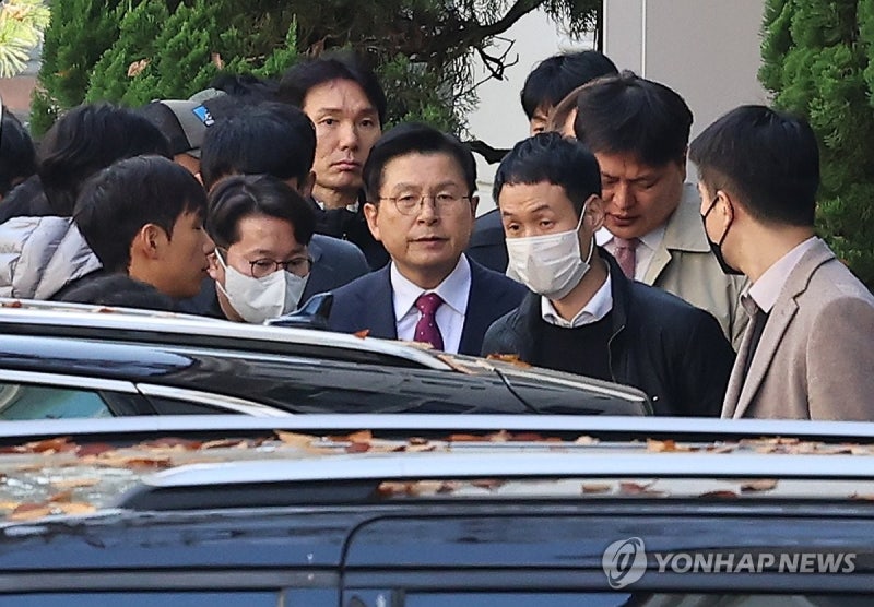 특검, '<b>내란</b> 선전<b>선동</b>' <b>황교안</b> 자택서 전격 체포…압수수색 병행(종합2...