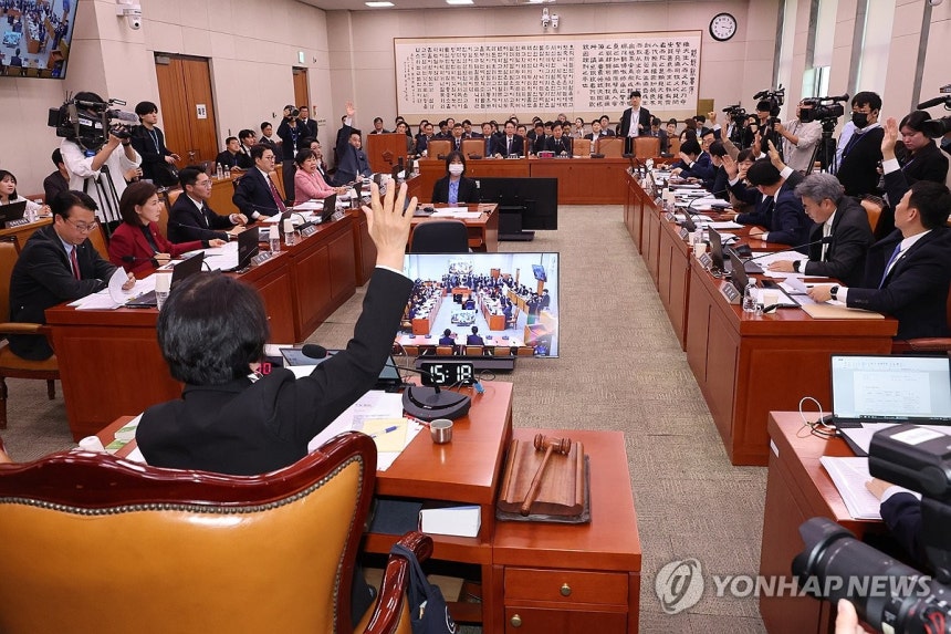 표결하는 법사위원들
(서울=연합뉴스) 김주성 기자 = 12일 서울 여의도 국회에서 열린 법제사법위원회 전체회의에서 여야 위원들이 담배사업법 일부개정법률안 등에 대한 대체토론 종결을