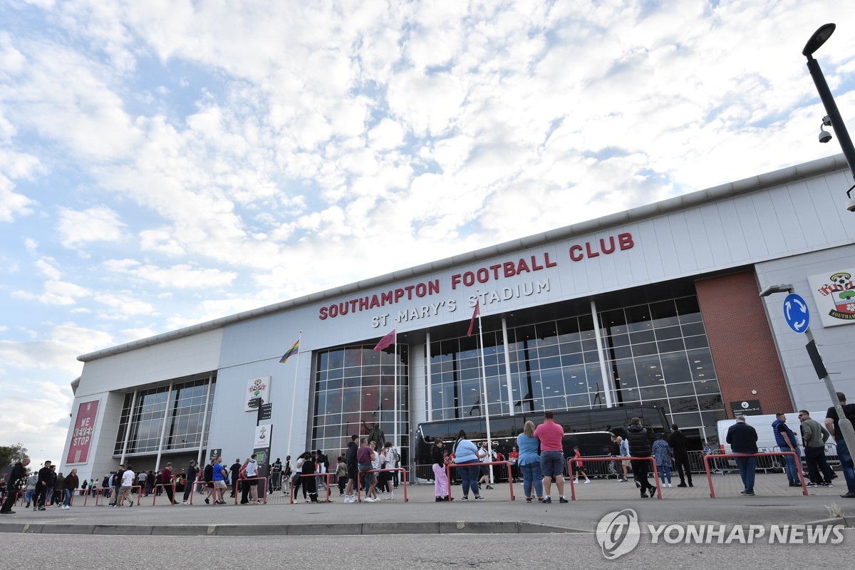 매진 경기 입장하려 관계자 행세한 영국 <b>축구</b>팬, 3년 출입정지
