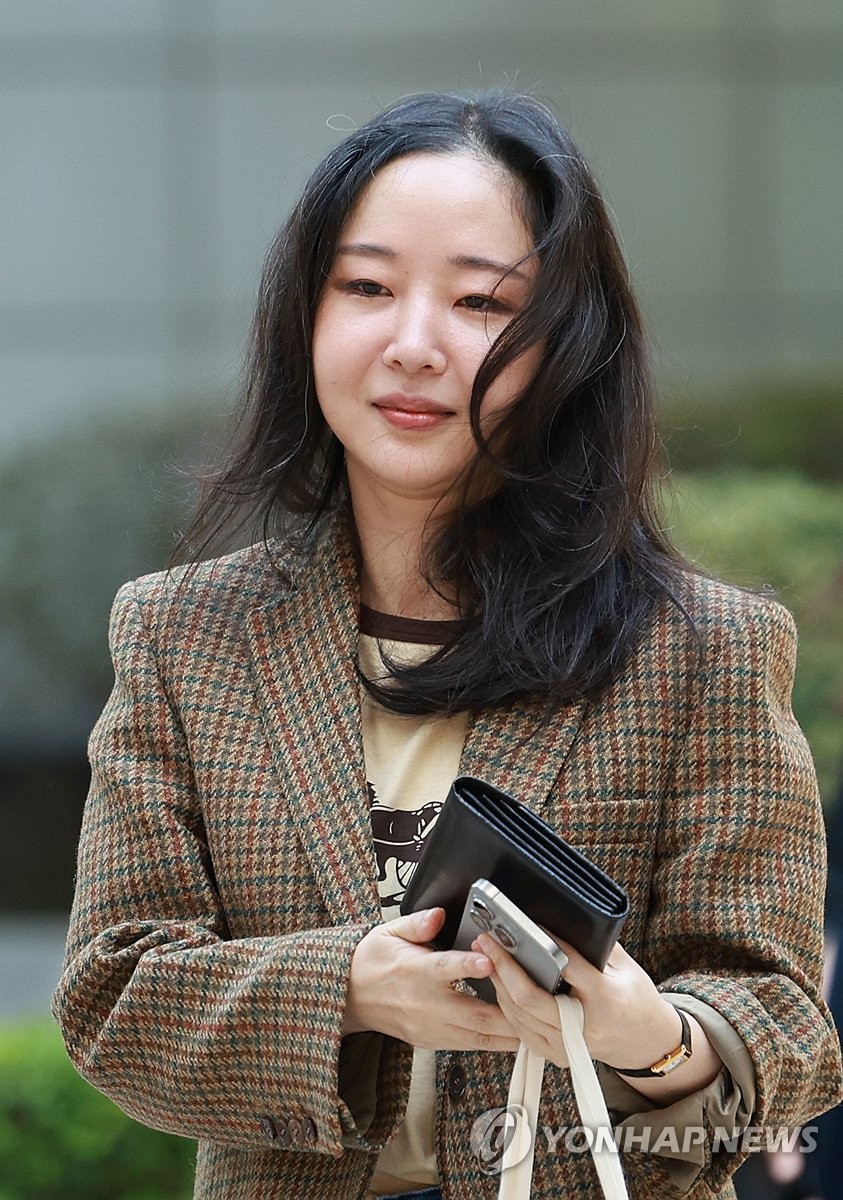 법원 출석하는 민희진 전 어도어 대표 (서울=연합뉴스) 홍해인 기자 = 민희진 전 어도어 대표가 11일 서울 서초구 중앙지방법원에서 열린 하이브와의 주식 매매대금 청구 및 주주 간 계약 해지 확인 소송에 증인으로 출