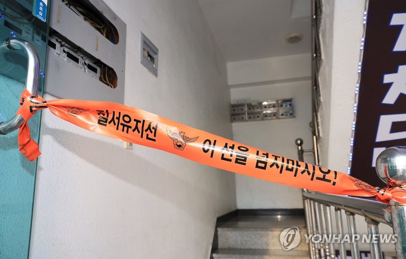 <b>천호동 흉기난동</b>범에 보복살인 혐의 적용해 검찰에 구속 <b>송치</b>