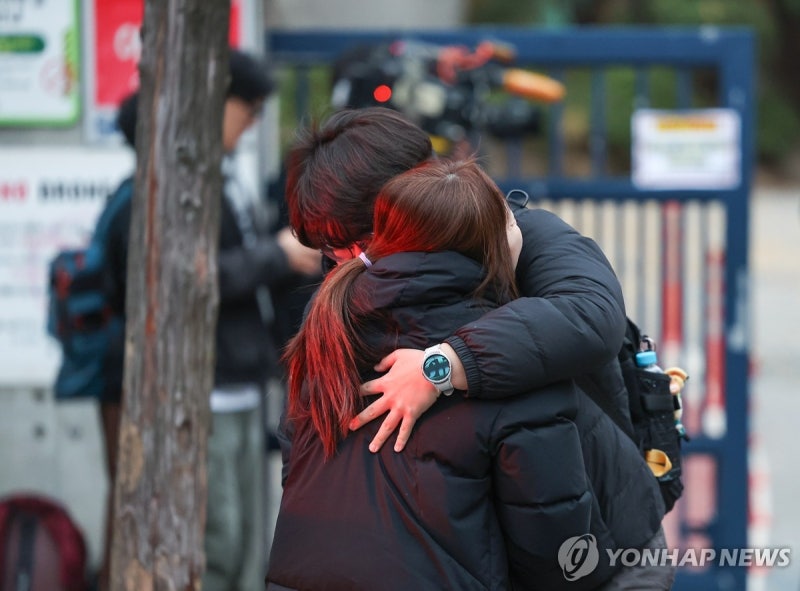 [<b>수능</b>] "내 새끼, 잘 보고 와"…"엄마, 울지 마"