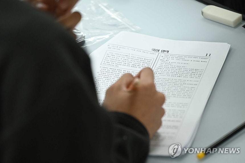 마지막까지 (서울=연합뉴스) 2026학년도 대학수학능력시험(수능)일인 13일 서울 종로구 경복고등학교에 마련된 고사장에서 수험생들이 시험을 준비하고 있다.2025.11.13 [사진공동취재단] 