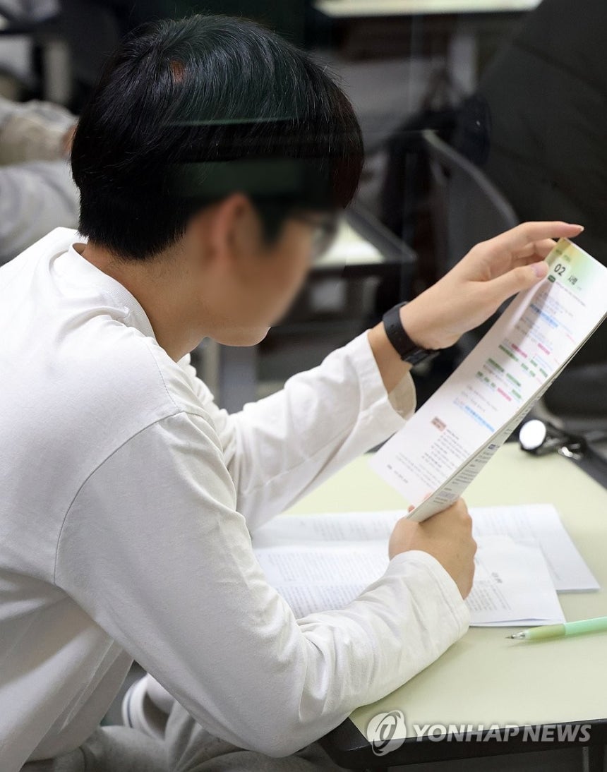 2026학년도 수능 시작 (수원=연합뉴스) 2026학년도 대학수학능력시험일인 13일 오전 경기도교육청 제30지구 제17시험장인 수원시 영통구 효원고등학교에서 수험생들이 시험 준비를 하고 있다.2025.11.13 [
