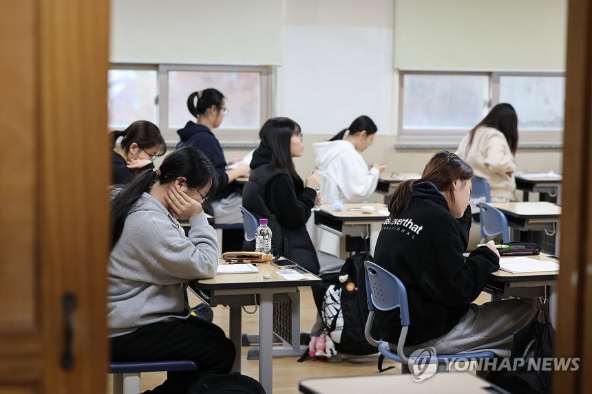 마지막까지 (인천=연합뉴스) 임순석 기자 = 2026학년도 대학수학능력시험(수능)이 실시된 13일 오전 인천 미추홀구 인화여자고등학교에서 수험생들이 마지막 문제 풀이를 하고 있다.2025.11.13 [공동취재] s