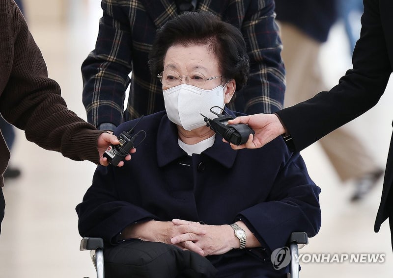 <b>금거북이</b> '尹당선 선물? 공직 <b>청탁</b>용?'…<b>이배용</b>, 특검 2차출석