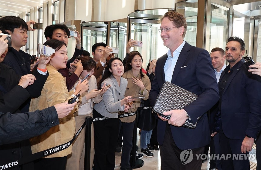 LG그룹 사옥 들어서는 메르세데스-벤츠 회장 (서울=연합뉴스) 이진욱 기자 = 13일 방한한 올라 칼레니우스 메르세데스-벤츠 회장이 서울 여의도 LG트윈타워로 들어서면서 취재진 질문을 받고 있다. 이날 칼레니우스 회