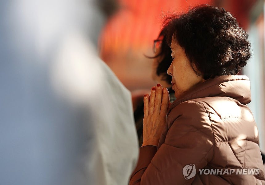 '간절한 마음으로' (서울=연합뉴스) 김주형 기자 = 2026학년도 대학수학능력시험(수능)일인 13일 서울 종로구 조계사를 찾은 수험생 가족과 불자들이 기도하고 있다.2025.11.13 