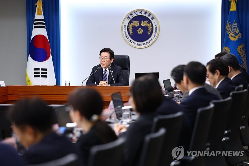 李대통령 "수많은 <b>전태일</b>, 生死 경계에…가야할 길 아직 멀었다"